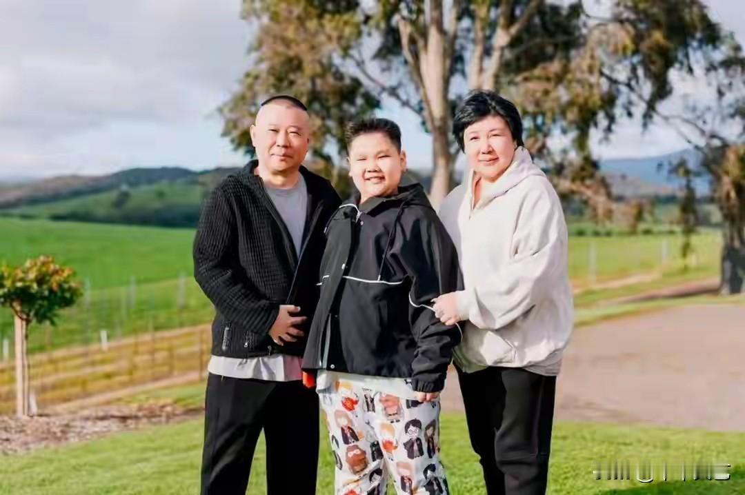 郭德纲不应该是一家四楼吗？
中间这个孩子是谁？
郭麒麟的同胞兄弟？