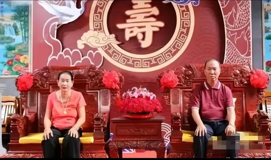 “衣冠禽兽”这个成语用在果敢这些犯罪集团家族再恰当不过了。表面上看知道中秋团圆、