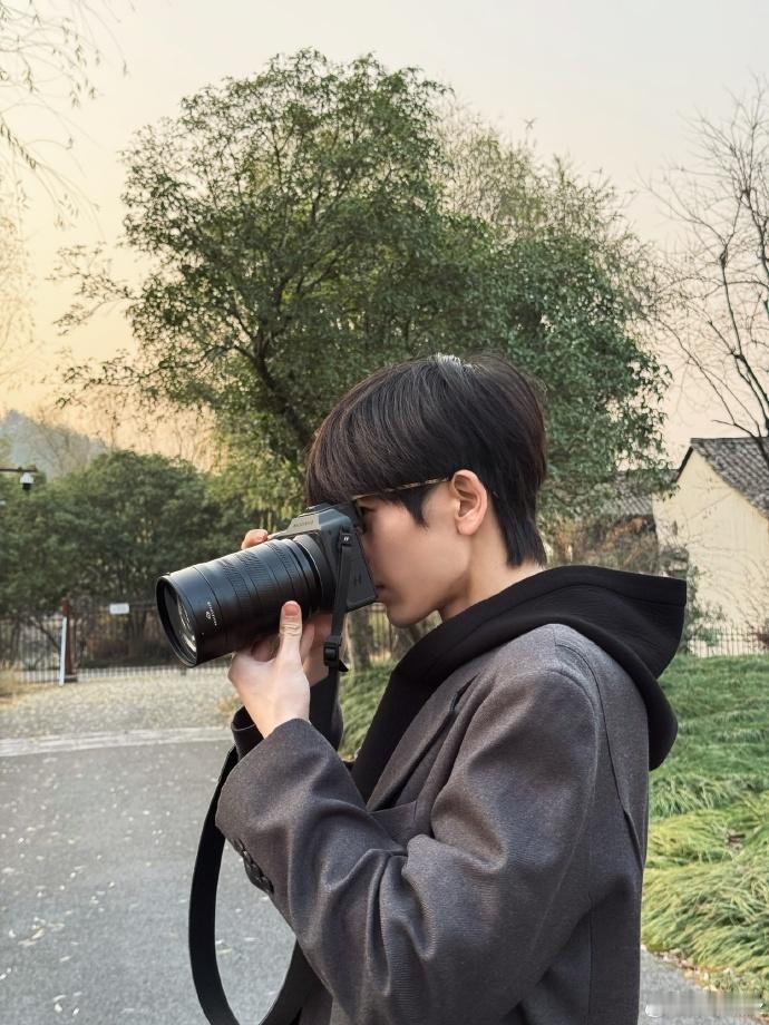 张凌赫顺毛摄影照 张凌赫顺毛摄影照拍的也太有氛围感了呀，完全就是拍出了神图呢，发