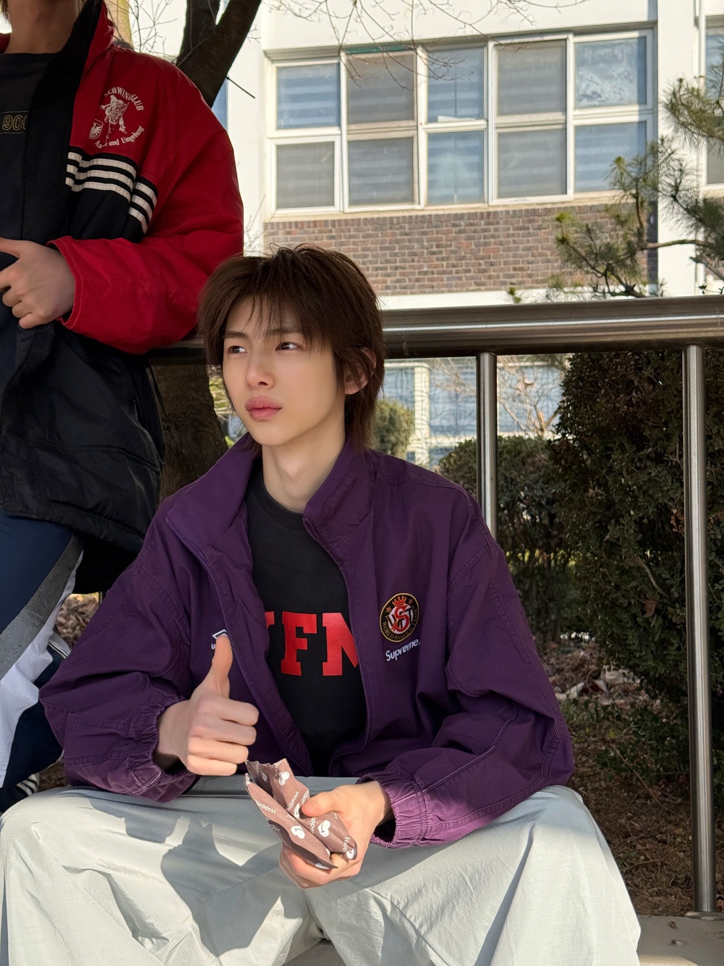 要疯了 又翻到你紫色的外套 ​​​