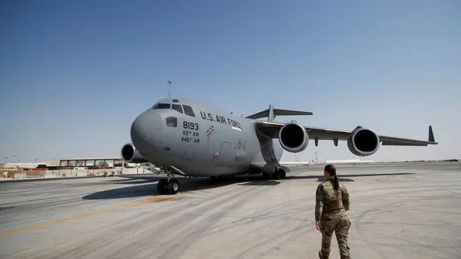 据美国广播公司新闻报道，美军所有军事基地均已提升至“布拉沃”威胁状态，进入高度警