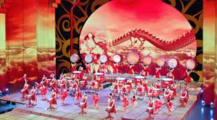 外籍人士来国内参加地方春晚合适吗？他们为啥国内捞金国外花？
       昨晚看