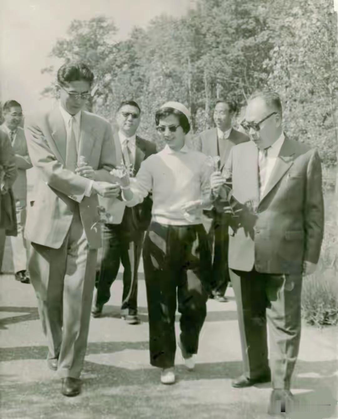 1961年日内瓦湖畔，陈毅元帅携夫人张茜出访瑞士间隙漫步留影。一行人手持花枝从容