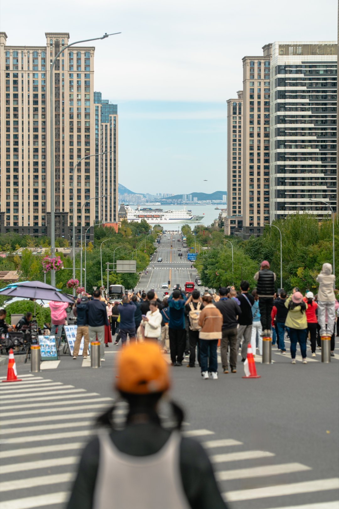 *在路上*港东五街...路过二刷，大马骑警没在，看来只有周末才会有...去买寿司