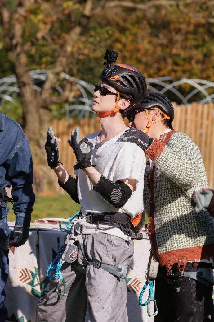 白敬亭身上痒就去洗澡 《现在就出发》狼人局白敬亭直接杀疯了！不搞隐藏玩法全程跳舞