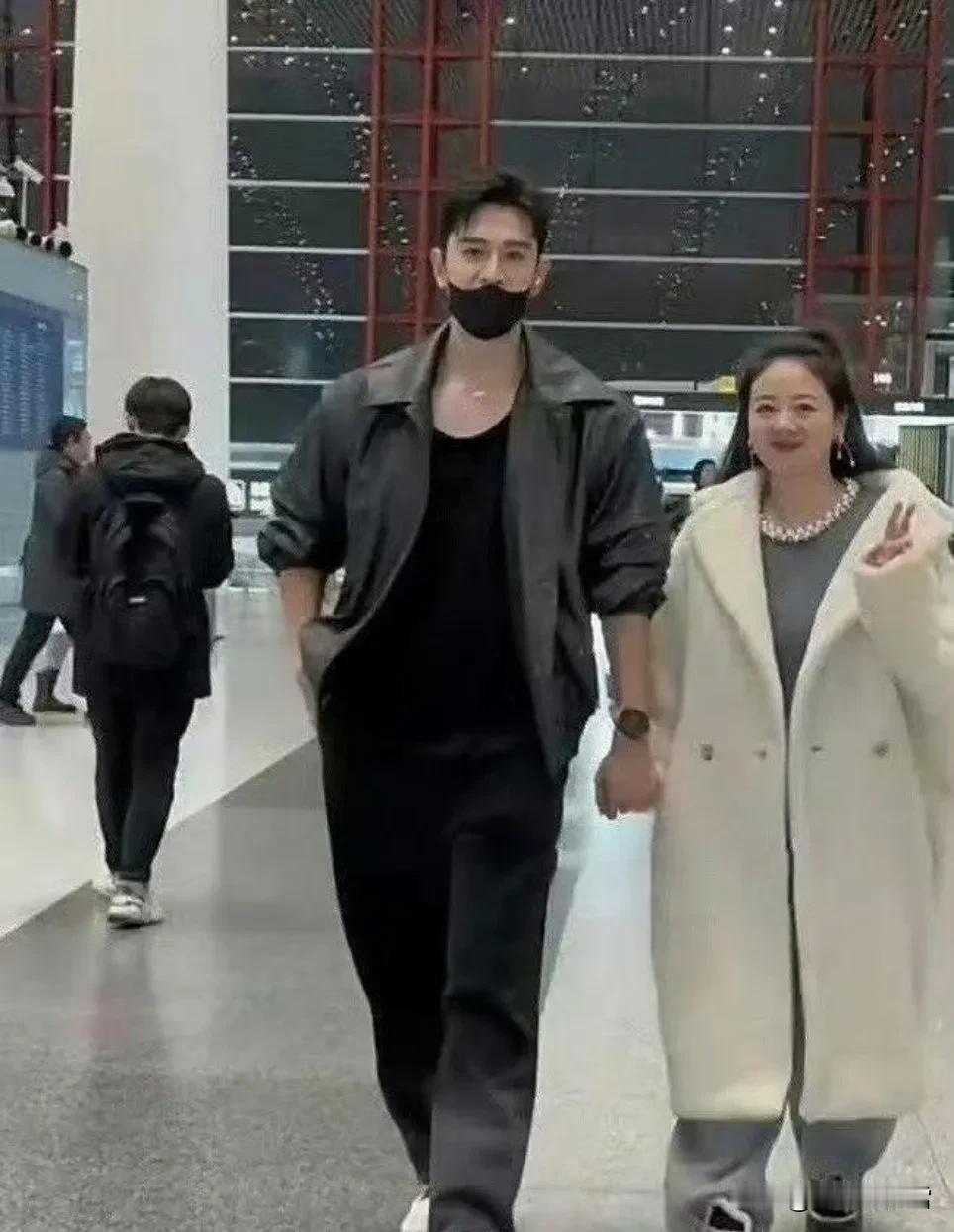 看吧！这就是姐弟恋的表率:经超和小李琳。

经超给我印象最深的角色就是他在《如懿