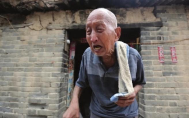 [微风]2014年，河南一位92岁拾荒老人因1.8万元的救命钱被偷，亲自到派出所