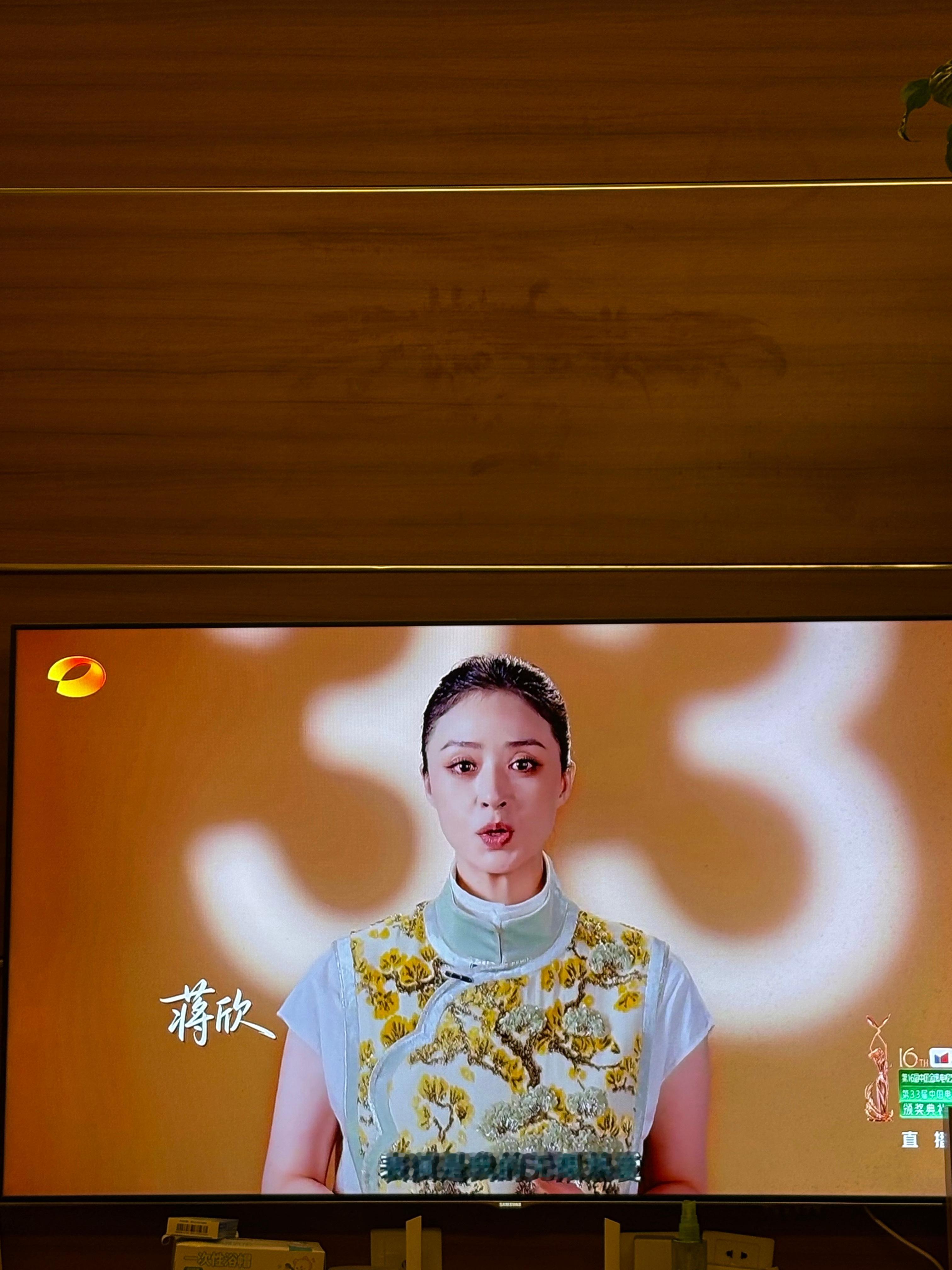 感动！芒果真的很会煽情（褒义褒义）。金鹰一个环节，演员们接到曾经的自己，给现在的