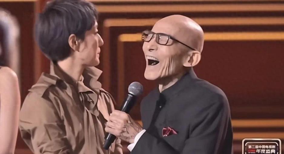 马伊琍哭了，胡歌失控！90岁游本昌笑着说出的话，狠打了资本的脸
最近，我在看央视