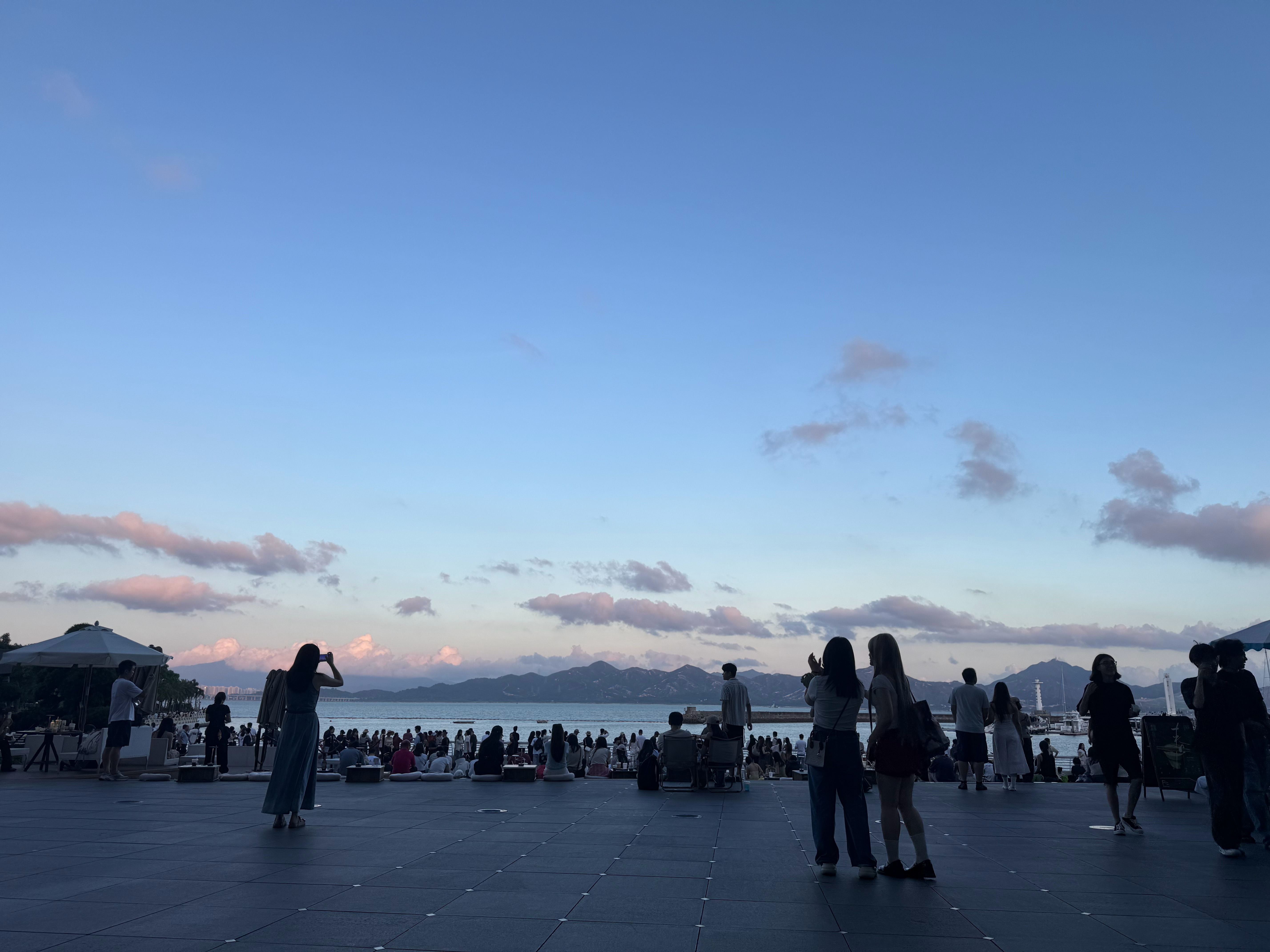 哇塞，日落金山的感觉。——我拍不出来感觉。——但看这么多人拍照，就知道有多好看了