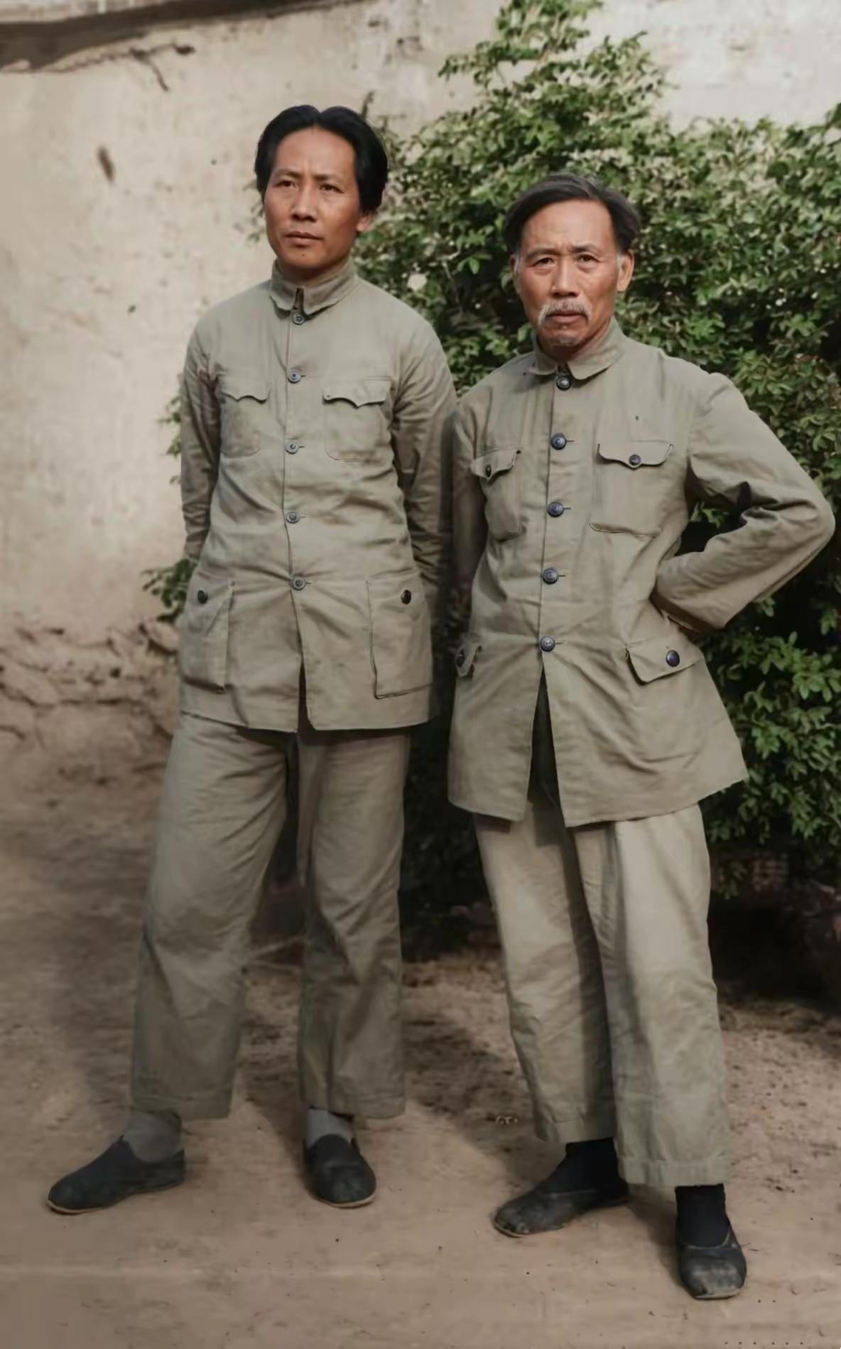 革命良师，领袖门生。

这张珍贵照片拍摄于1936年陕北保安，左侧是毛泽东，身旁