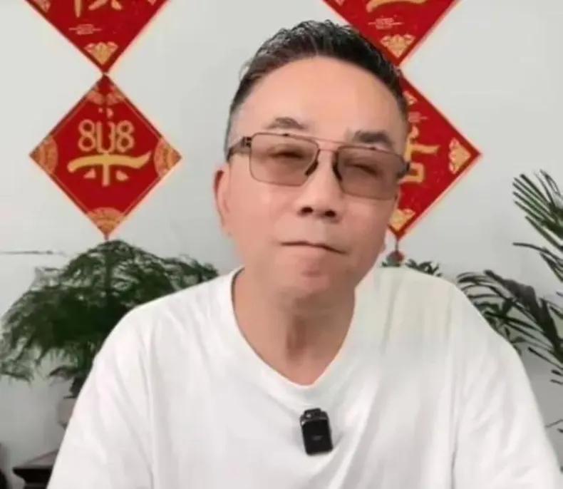杨议深陷“正妻与小三同住”的舆论漩涡，从相声名角到丑闻缠身，形象一落千丈。这场闹