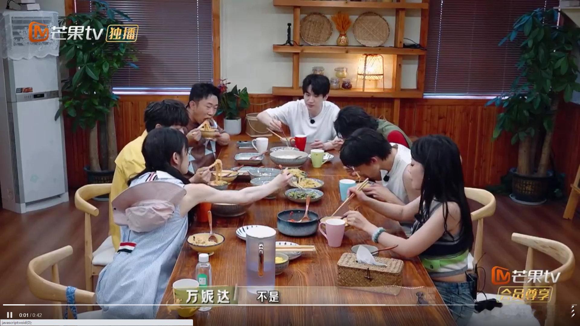 #田曦薇[超话]##田曦薇好吃到转圈# 在田曦薇的饭桌上，你会发现每一位同伴都被