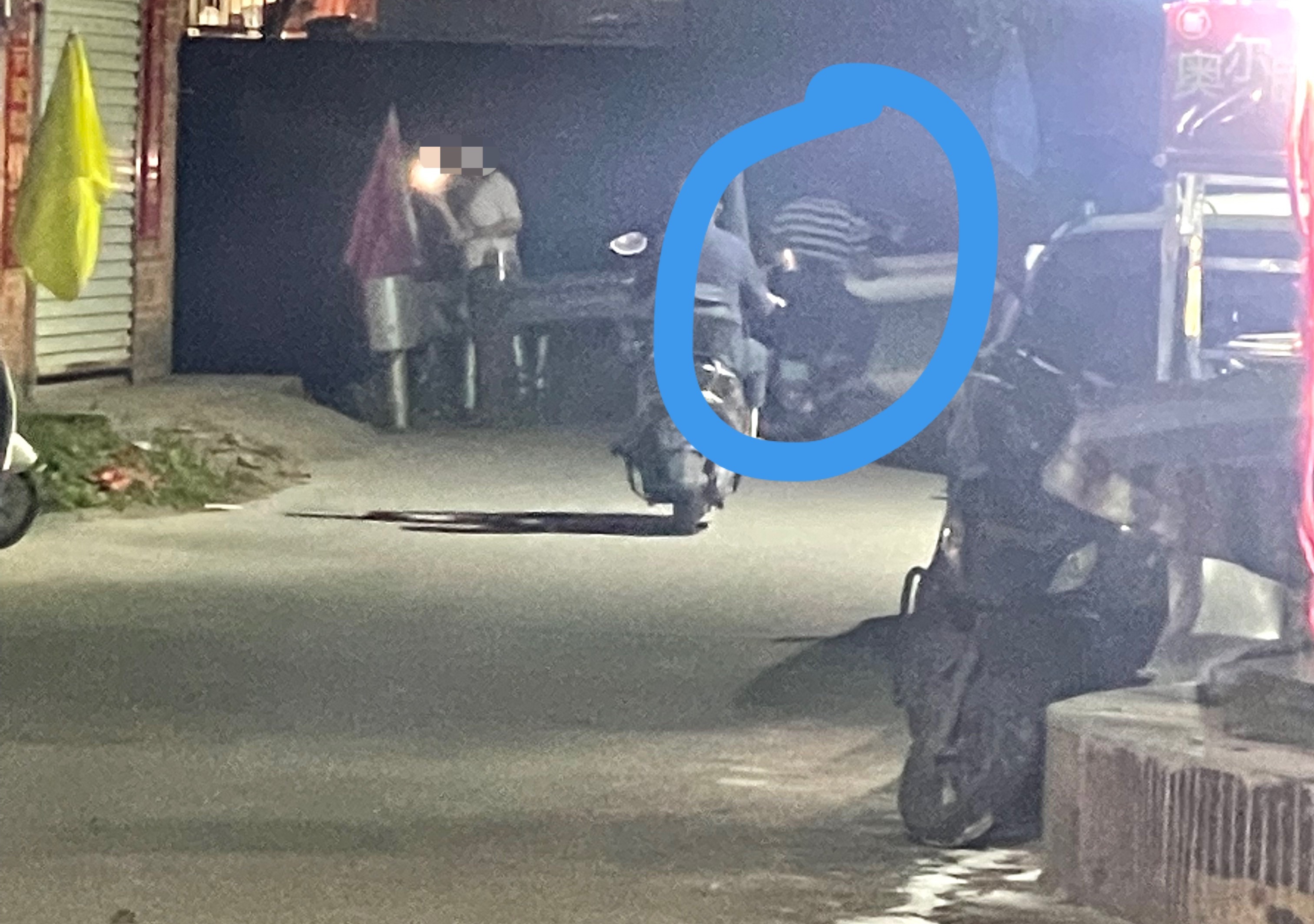 4月30日晚，网友反映：玉林男子在路边遭一名骑车地头哥辱骂。当地的大哥呀？这是看