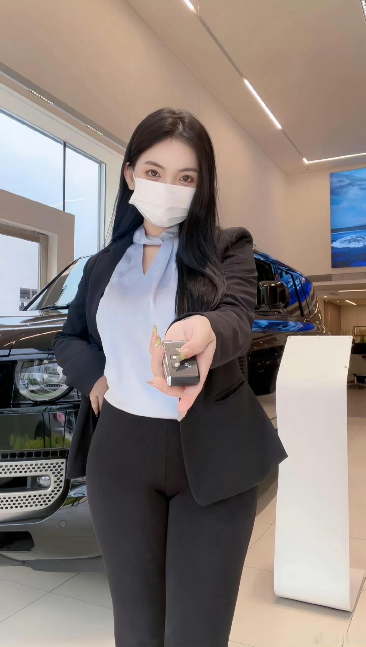 买车吗？大路虎！马力大，车灯亮，就是油耗有点高！[吐舌]
