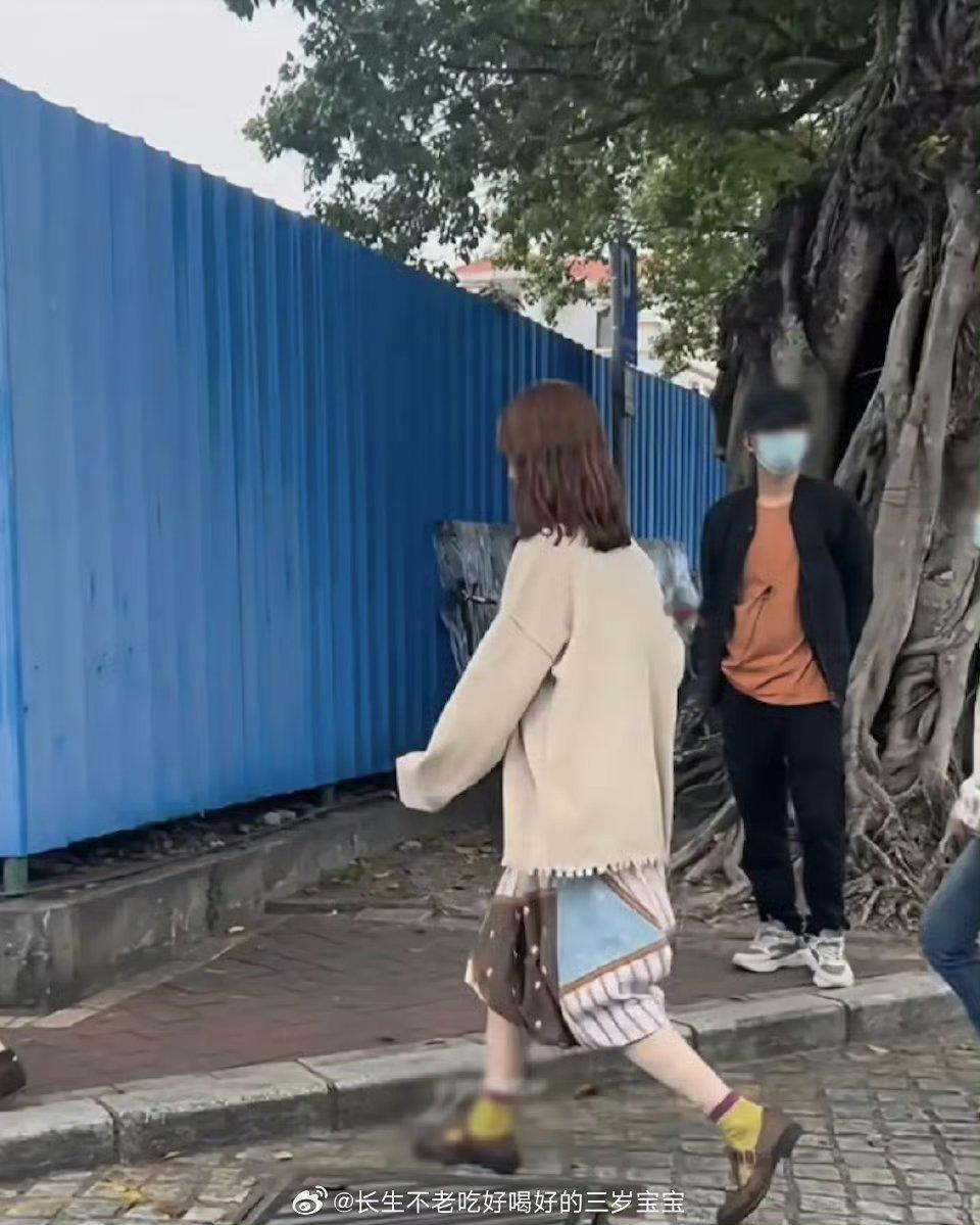 金晨风波后现身澳门看到热搜词条真是无语。“风波后现身”怎么了？演员金晨正常工作、