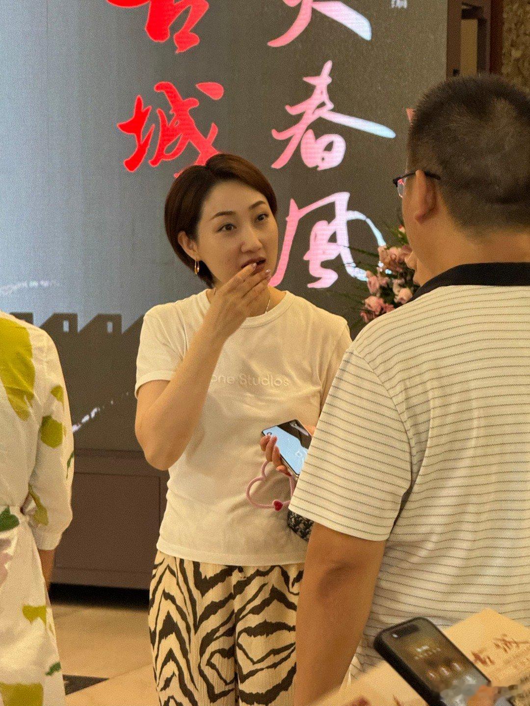 焕新非遗计划 来长安大戏院看《野火春风斗古城》大厅看到窦晓璇，看起来好年轻[送花