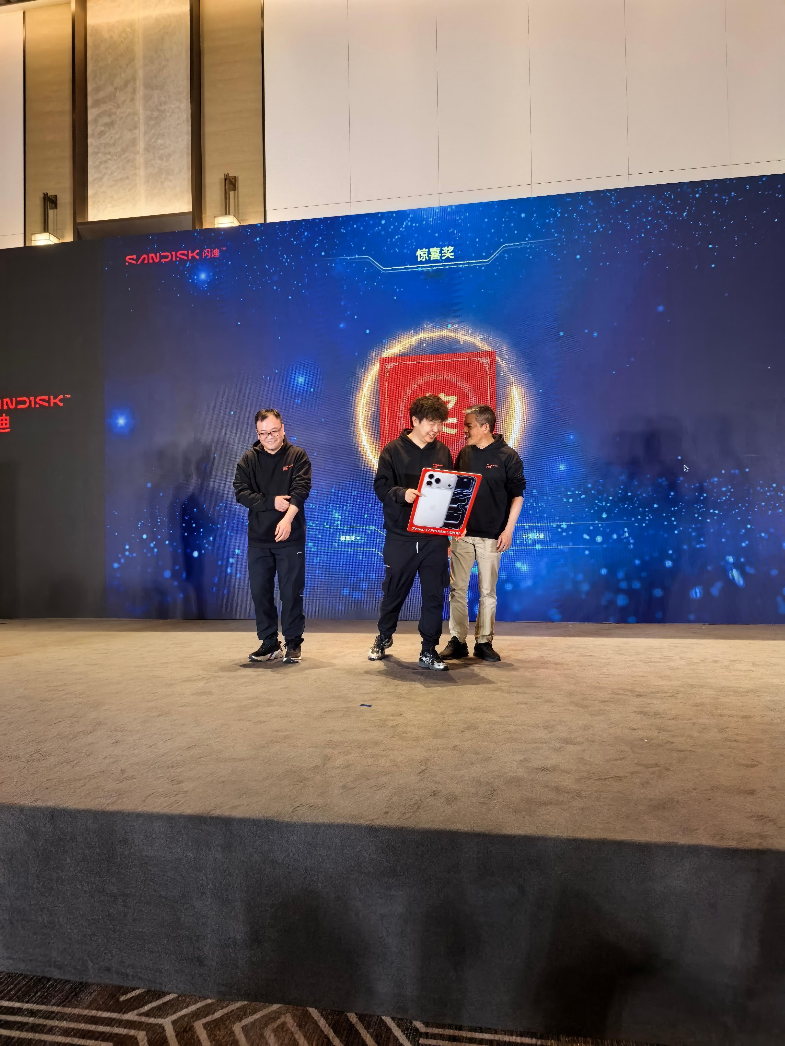 一直给别人抽奖，今天中了我人生中最大的奖，给我乐的，iphone 17proma