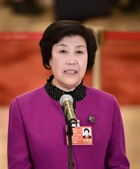 1980年，33岁的郭凤莲被叫进大寨党支部办公室。上级来人念了一份调令：免去大寨