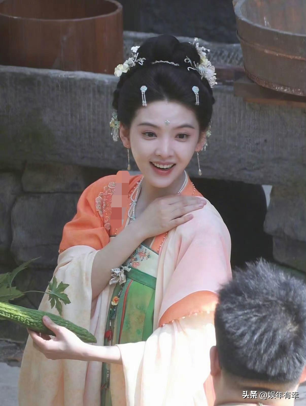章若楠首次挑战古偶《春日宴》，妆造路透一出，吐槽声不断。不少网友直言她还是现代装