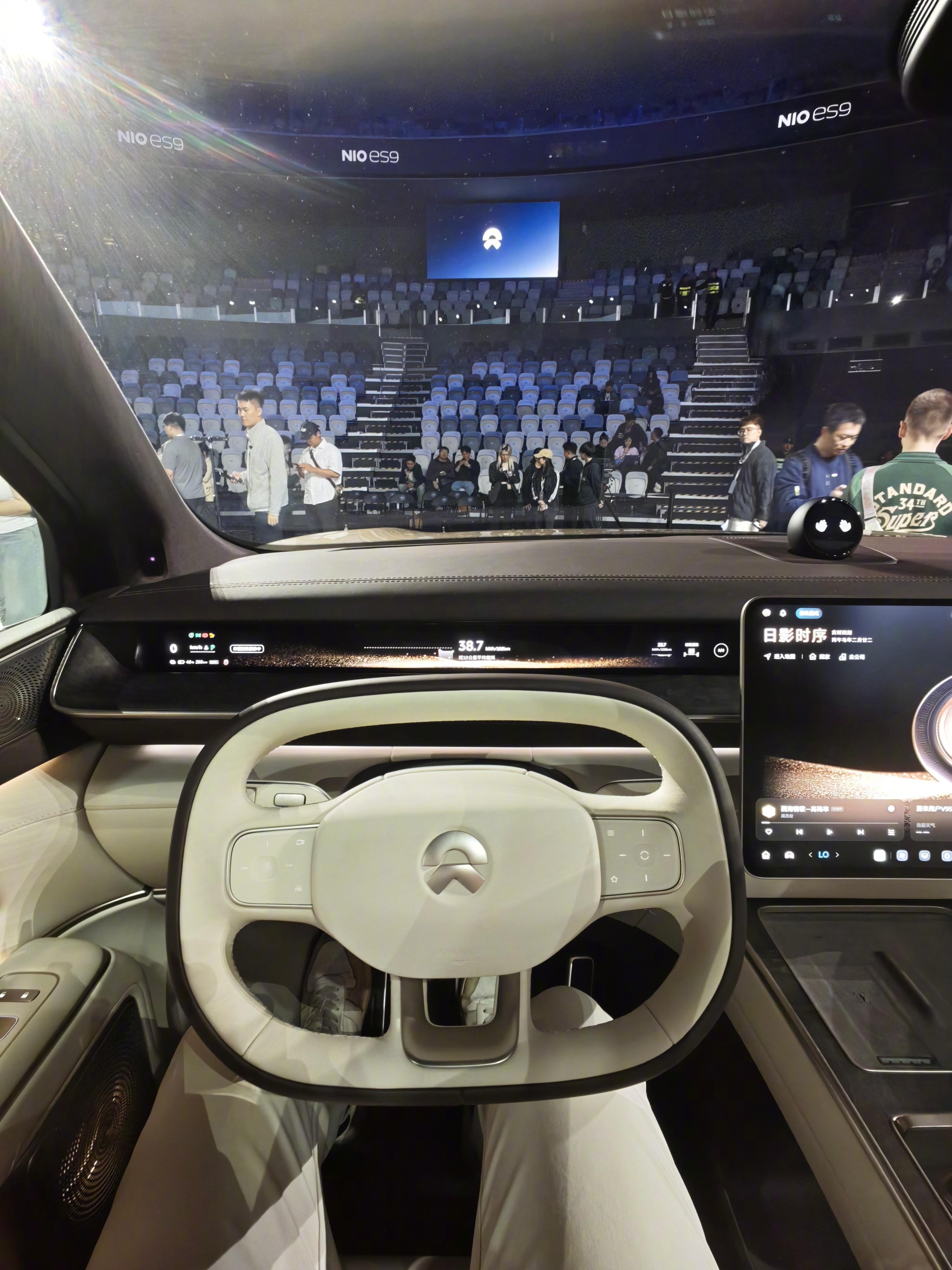 蔚来ES9 现场外观内饰 说一下感受1.可能是车比较高的原因，第一感觉好像没有很