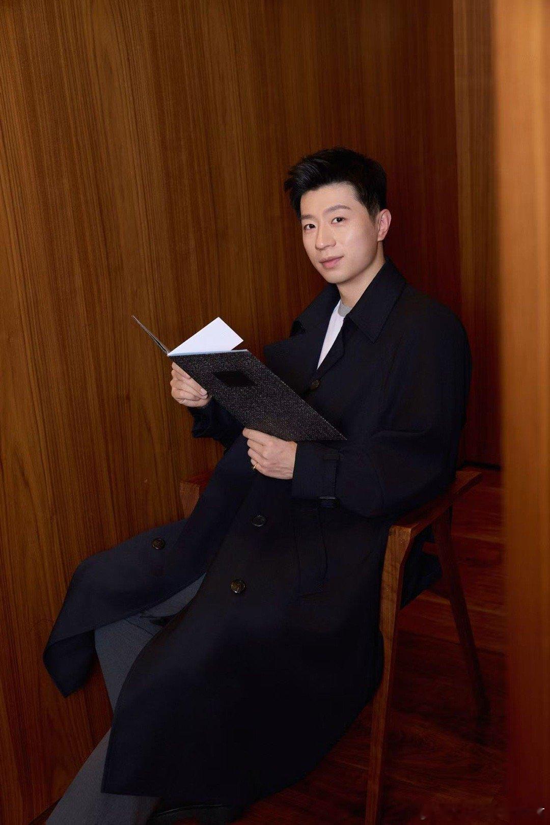 被米兰随性悠游的马龙帅到了 龙队米兰街头随拍太有感觉了！那份从容不迫的优雅，温润