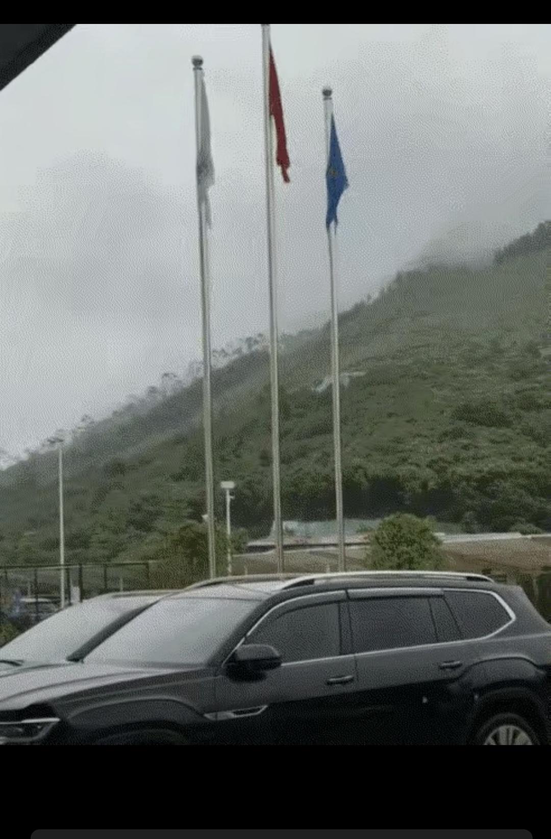 “科学都解释不清楚了！”男子雨天对着国旗唱国歌，三面旗子只有五星红旗飘了起来，网