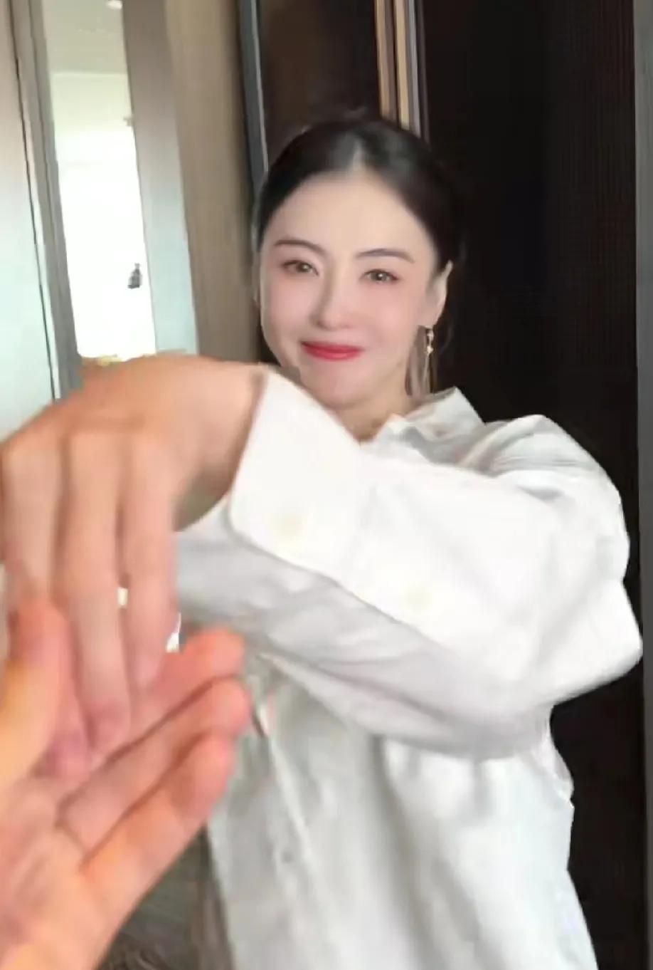 张柏芝这颜值真的是无需多言，一个就是，美。近日她在社交平台晒出一段新学的散步舞，