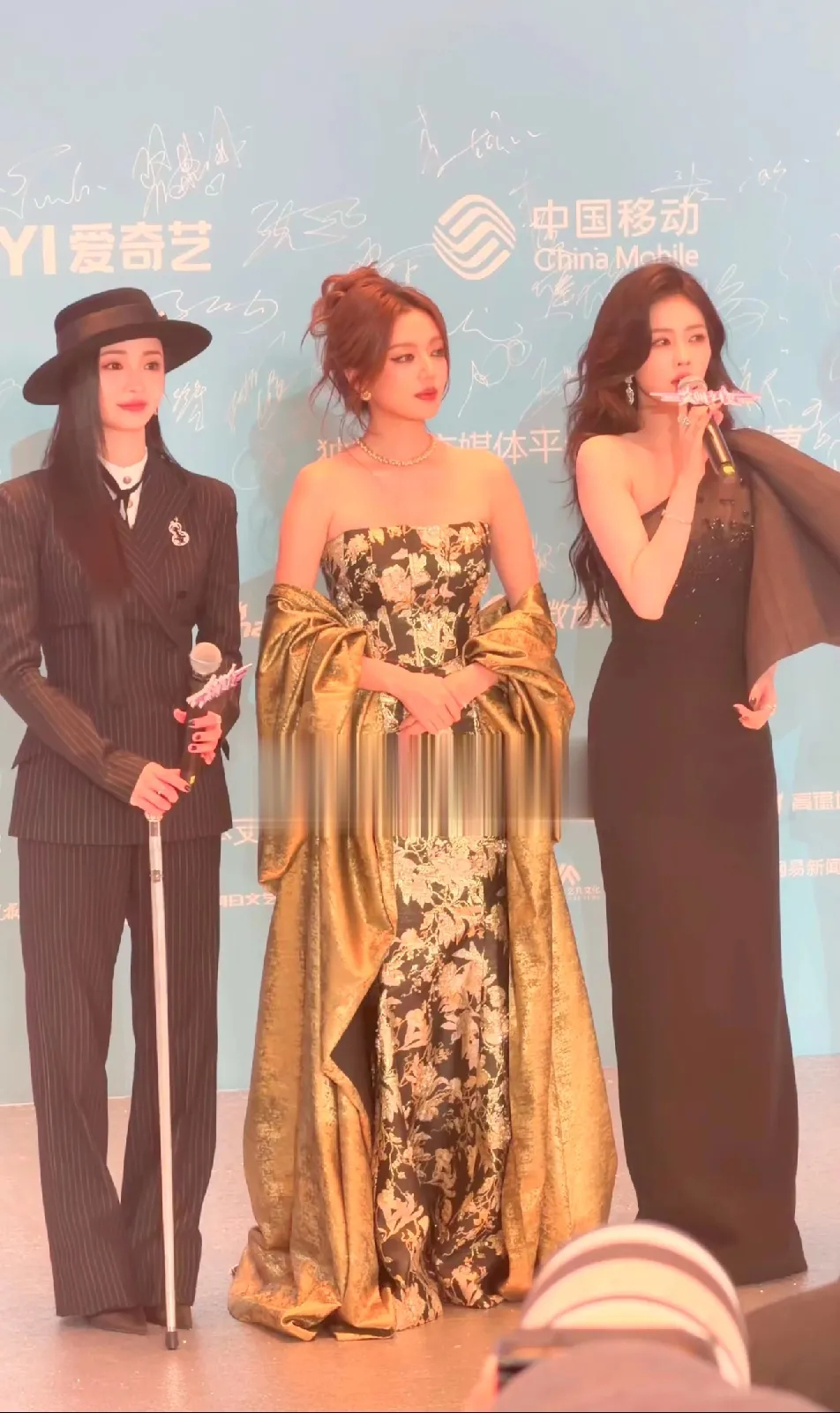 何瑞贤icon的气场看着比白鹿icon还要大，她真的是三线的咖位，一线的气场，如