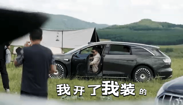 余承东车模余承东给自己的车当车模余承东给自己的车当上车模了 ​​​