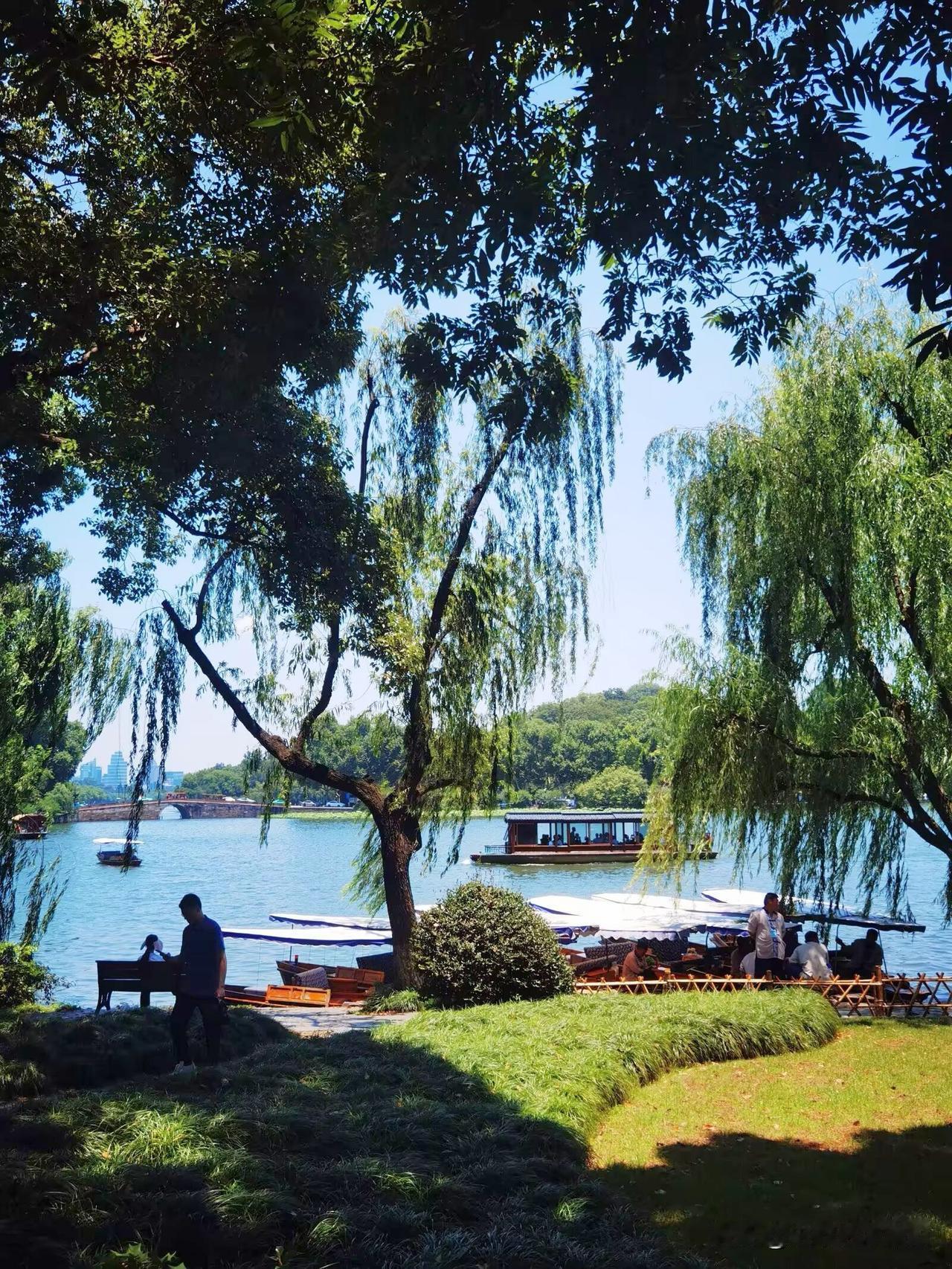 边走边拍杭州西湖北山街，轻轻松松到达西湖苏堤北入口，苏堤北入口位于‌杭州市北山街