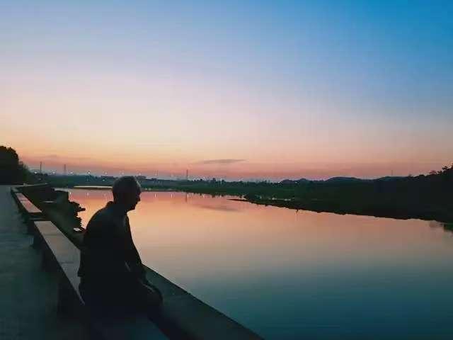 人间所有奔波，皆有归途。　　
     青山外，霞色暮，夕阳晚照，风雨著诗途，人