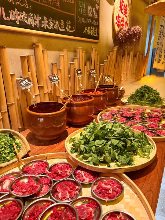 秦皇岛7r一份牛肉的生烫牛肉米线！人巨多。。。