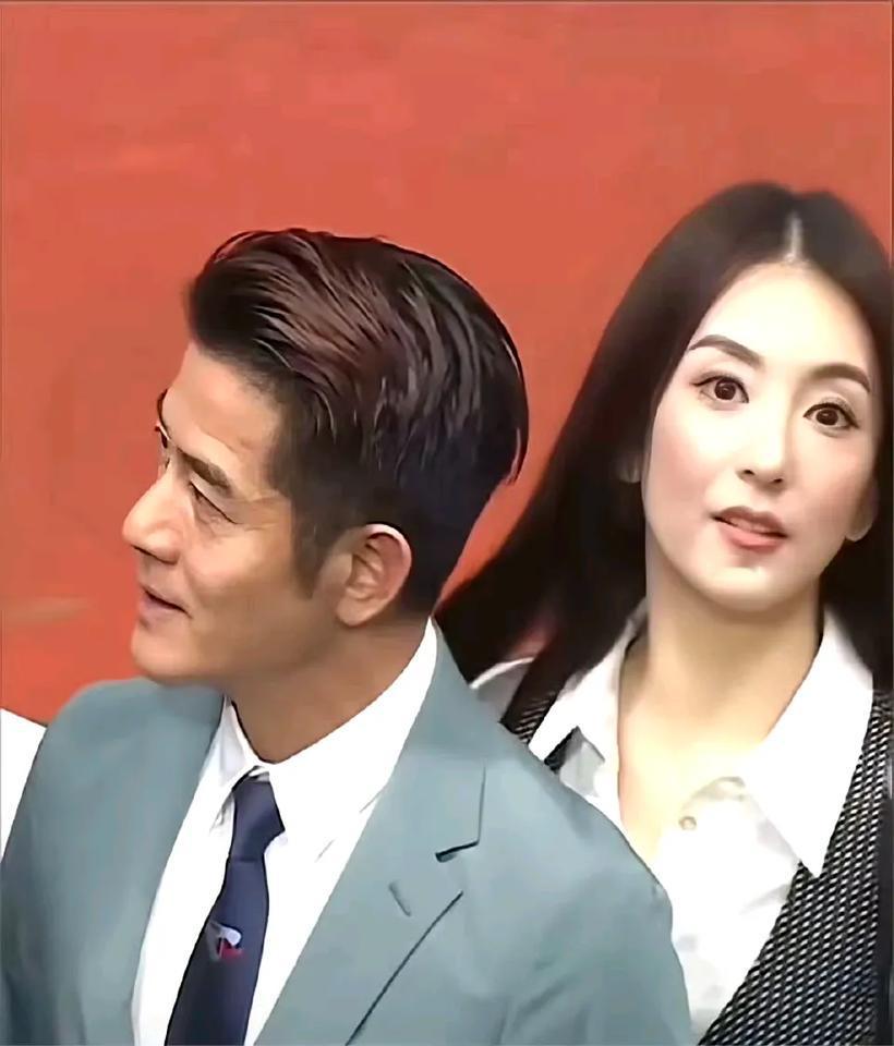 富城真是肉眼可见的老了，眼角的皱纹密密麻麻了。不过这发量，感觉好多年轻人都比不了