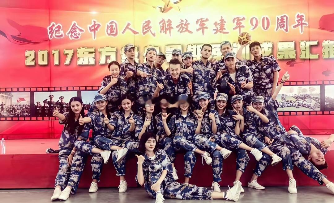这是王楚然刚入学上海戏剧学院军训时的合照，当年她还没正式走红，凭借精致五官在军训