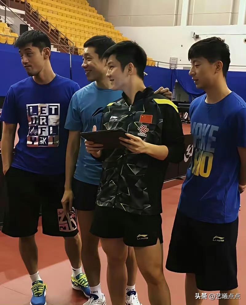 四位国乒大帅哥轻松一刻。
看惯了他们在赛场上紧张激烈的拼搏，而此时同框而立，轻松