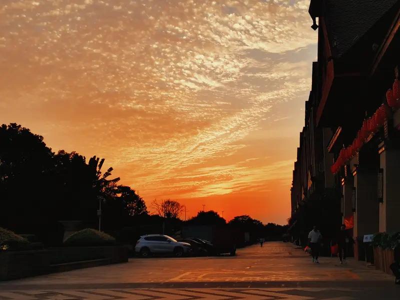 远山是大地舒展的眉弯，晕染着晚霞的胭脂，晚风轻吹时，飘来袅袅的清欢，在暮色里静静