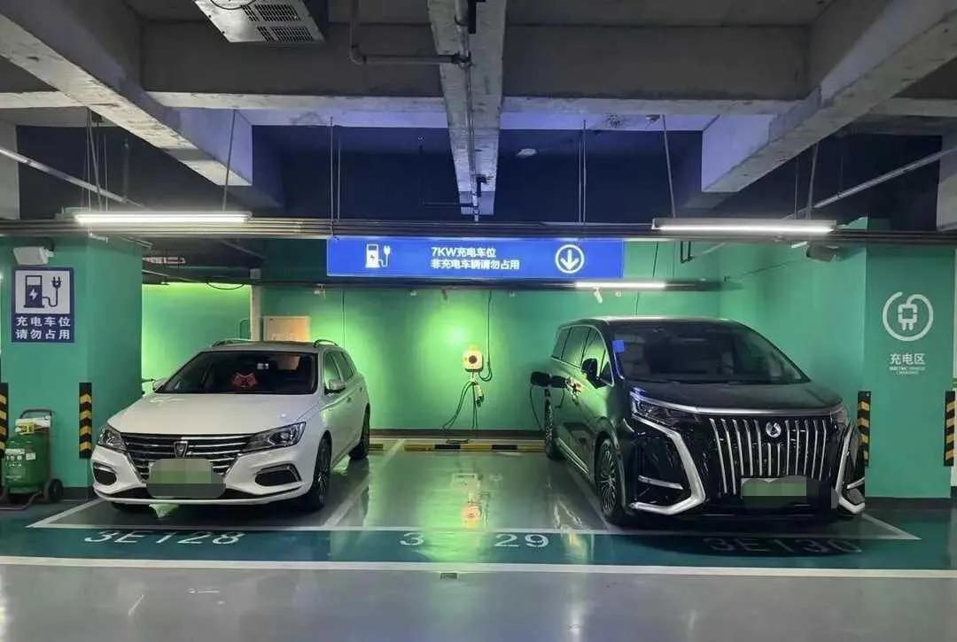 车越来越大，车位是不是都得重新画了。。。

咱就说这个腾势吧，这么宽，然后主驾那