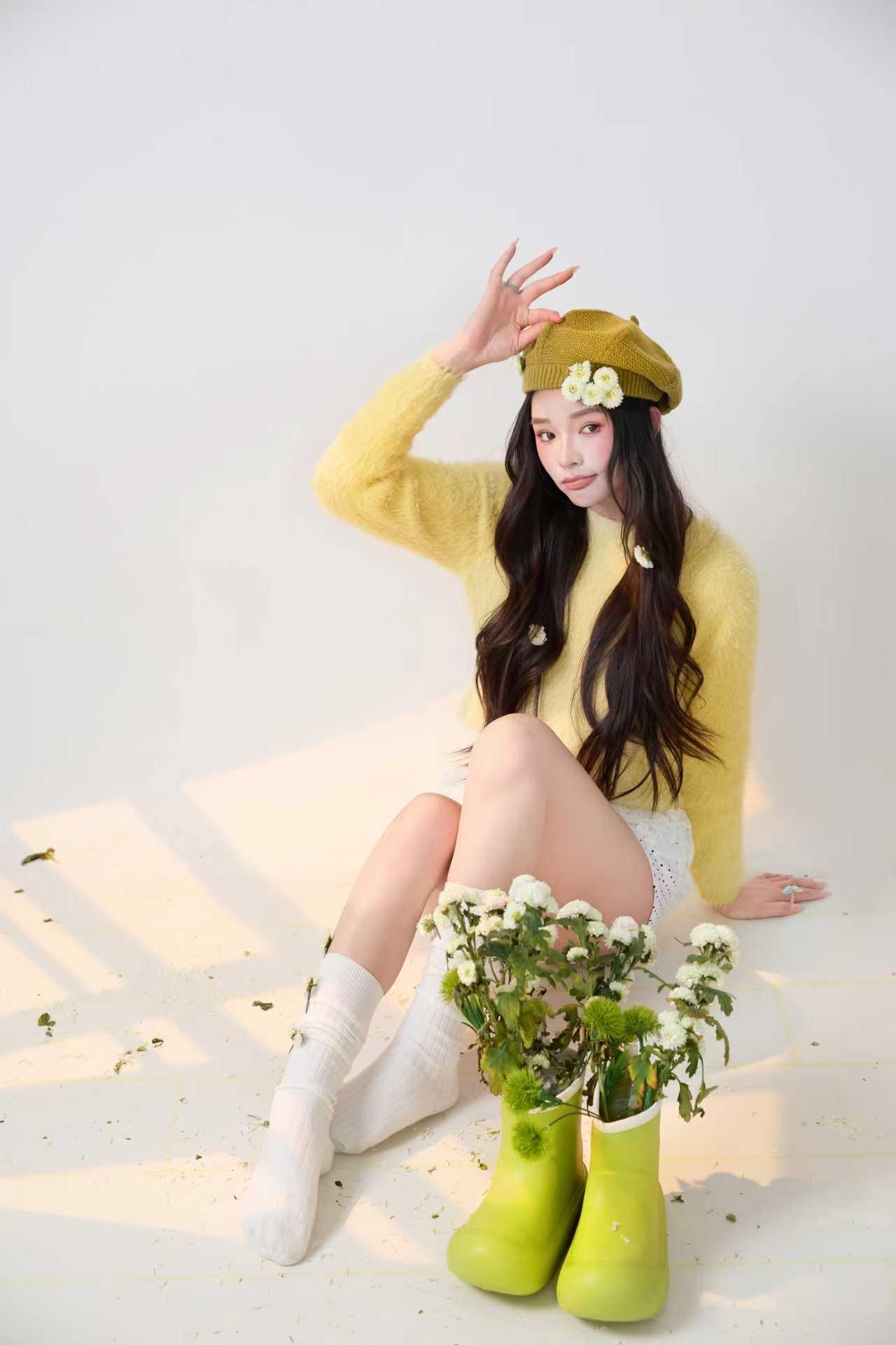 春日的光，软软的；黄色的毛衣，暖暖的；怀里的鲜花，甜甜的。🌼💐 这组写真，把