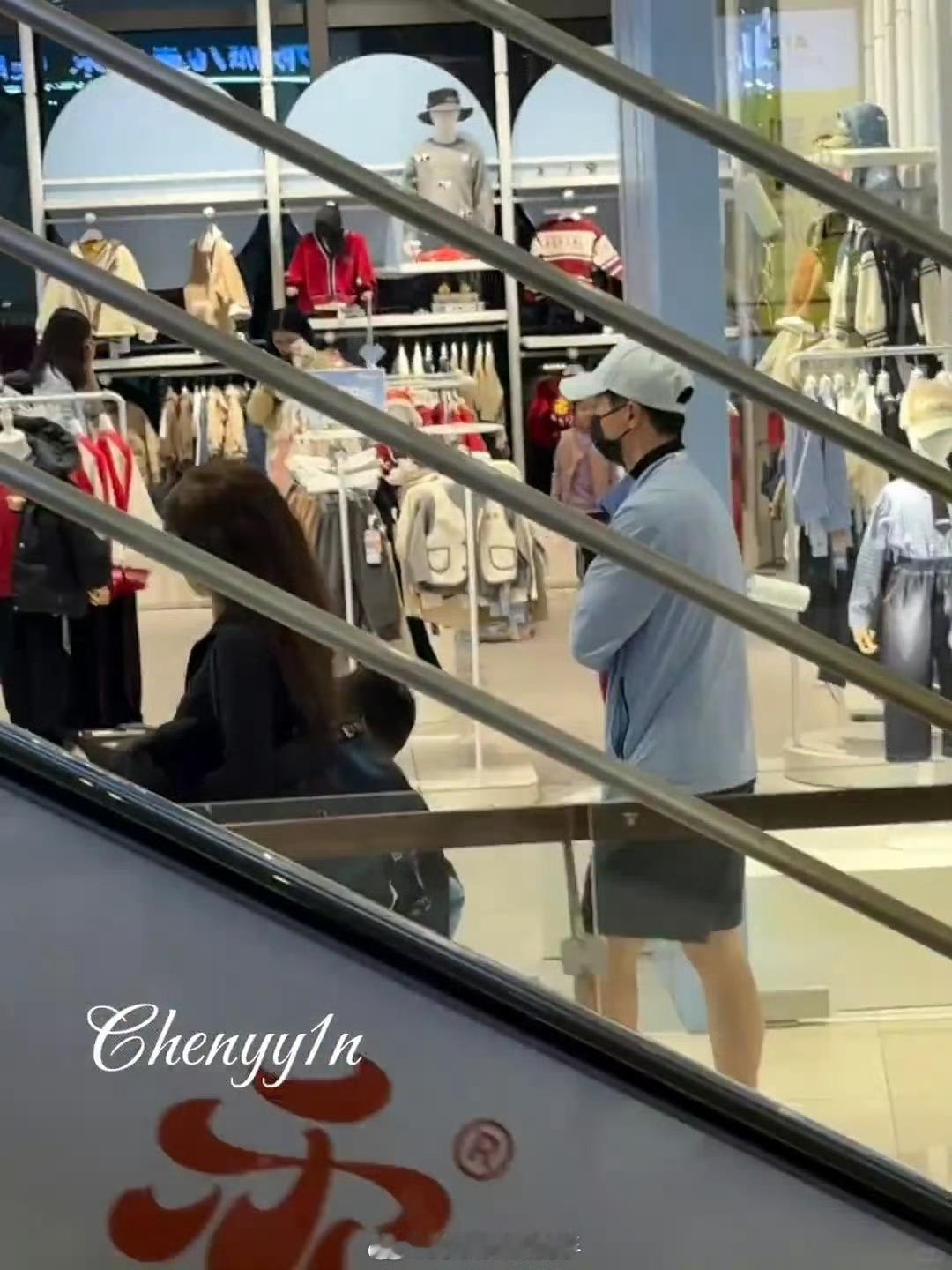 马龙夏露带儿子逛街马龙夏露带儿子逛商场 马龙不在一个季节 