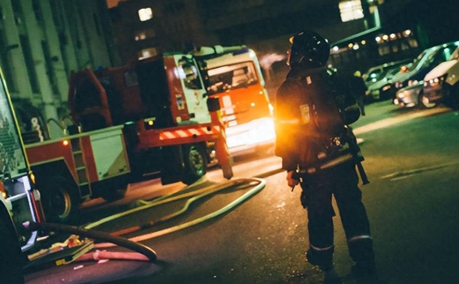 【莫斯科连发爆炸袭击，俄军方高层与警员平民遇害】当地时间12月24日凌晨，俄罗斯