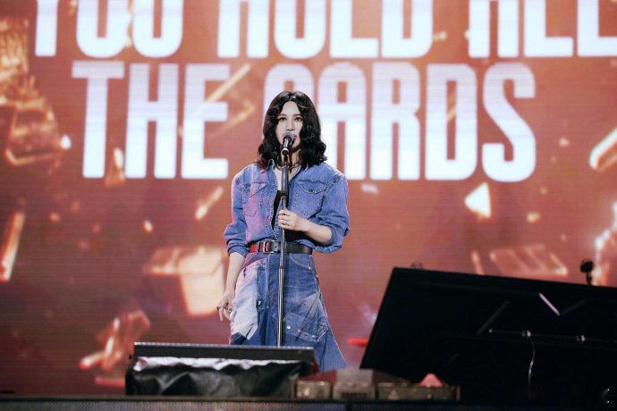 尚雯婕你参加音乐节还带教材啊尚雯婕要不要这么敬业啊！粉你一个明星还能在多一个老师