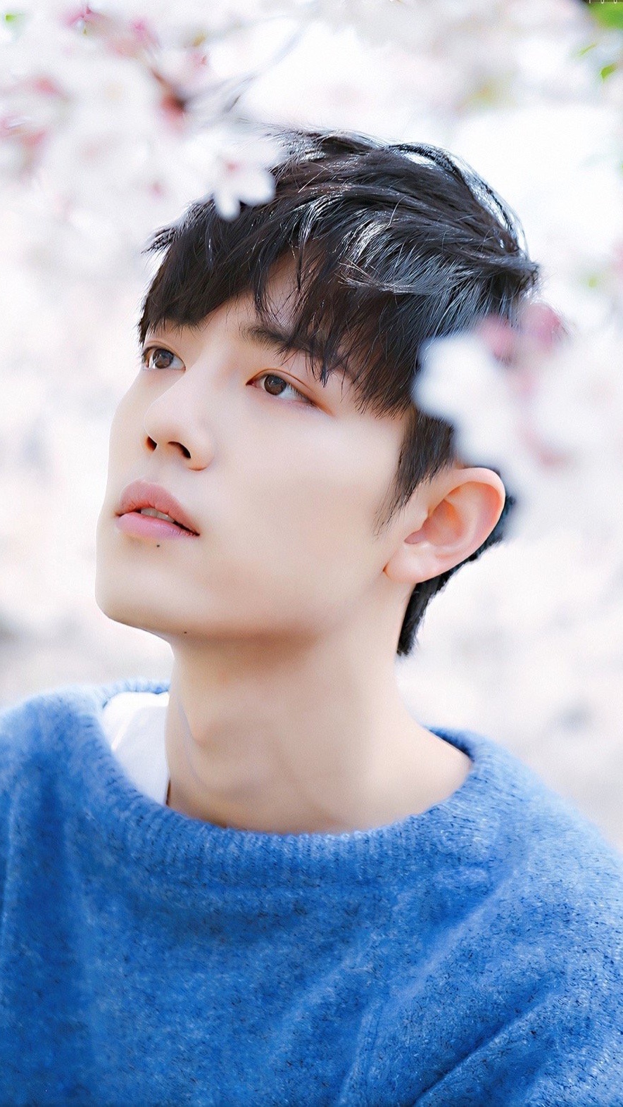 肖战得闲谨制入选光影青春优秀国产影片青葱帅气的蓝朋友！毛衣战真好看！早期狗仔镜头