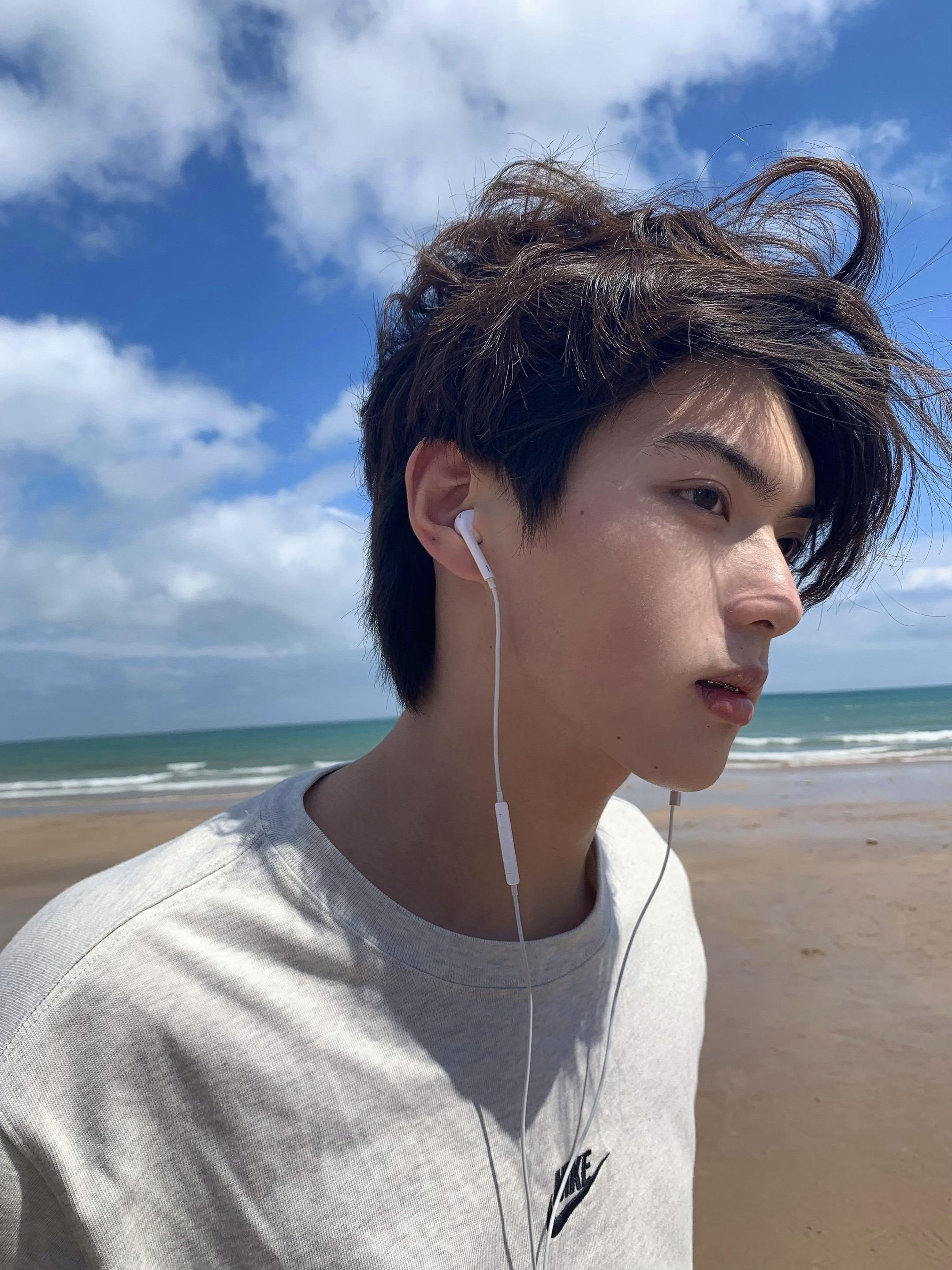 温柔蓝蓝的海风 吹到高高的山峰