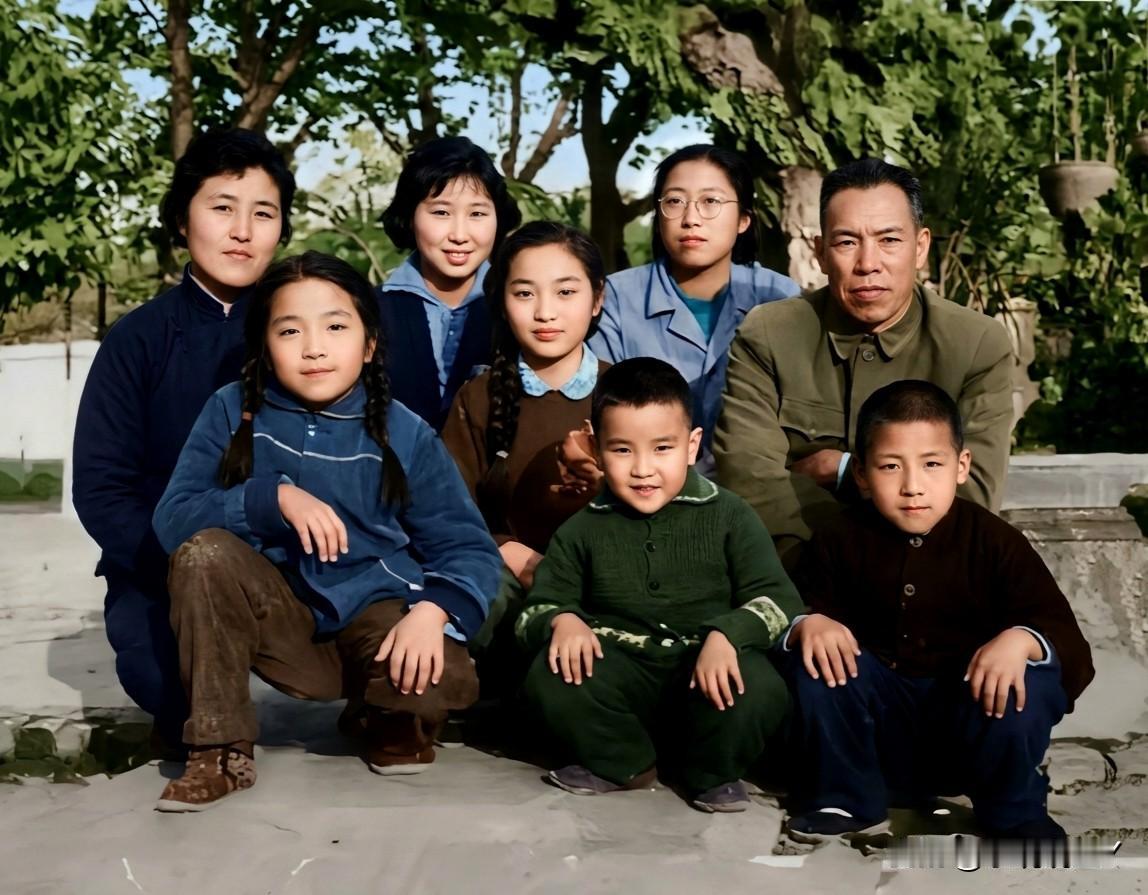 一九六三年初，梁兴初将军与他的夫人任桂兰及子女们在广州家中的全家福。大家都好好的