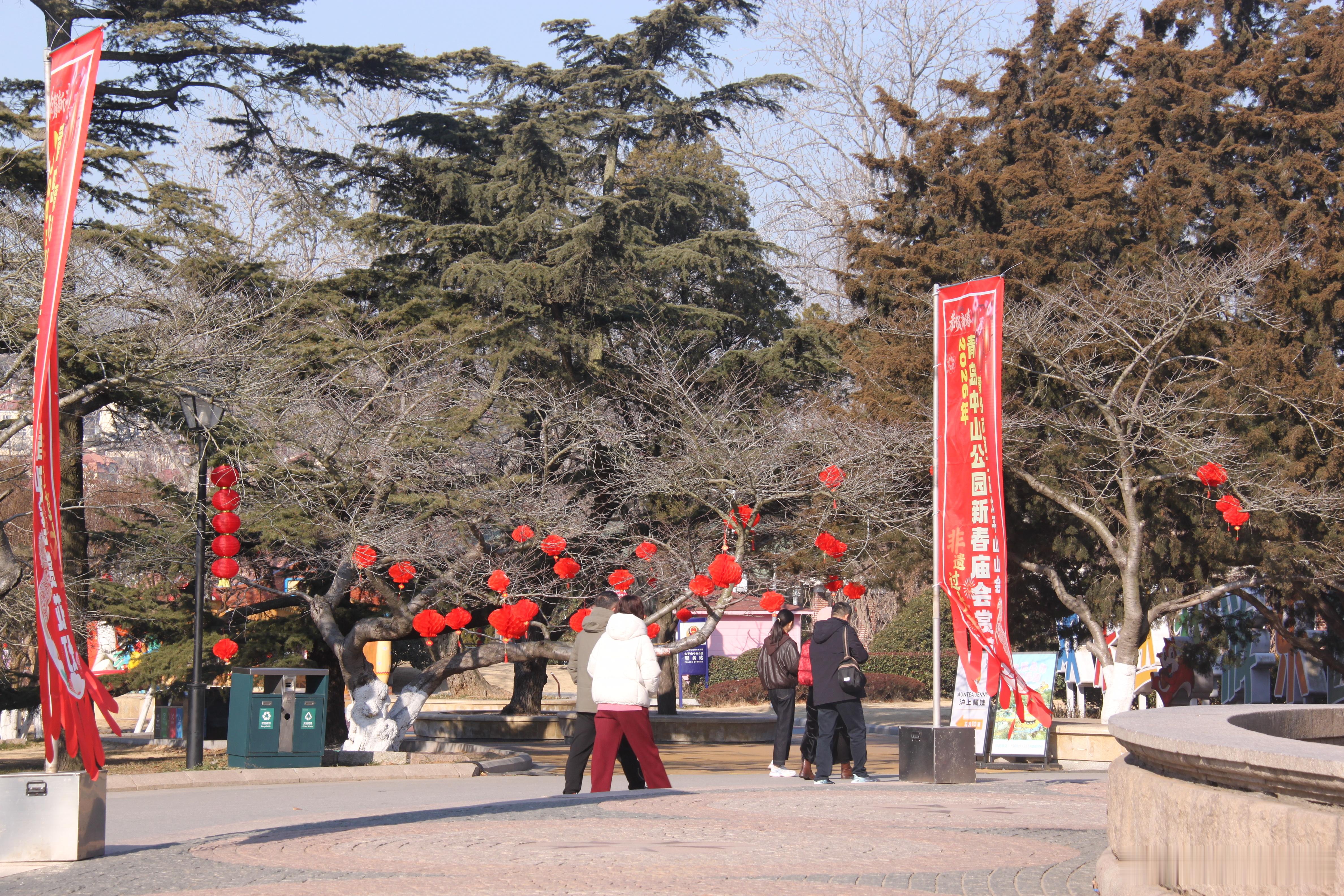 春节游园（续三）《新春》朱淑真〔宋代〕楼台影里荡春风，叶气融怡物物同。草色乍翻新