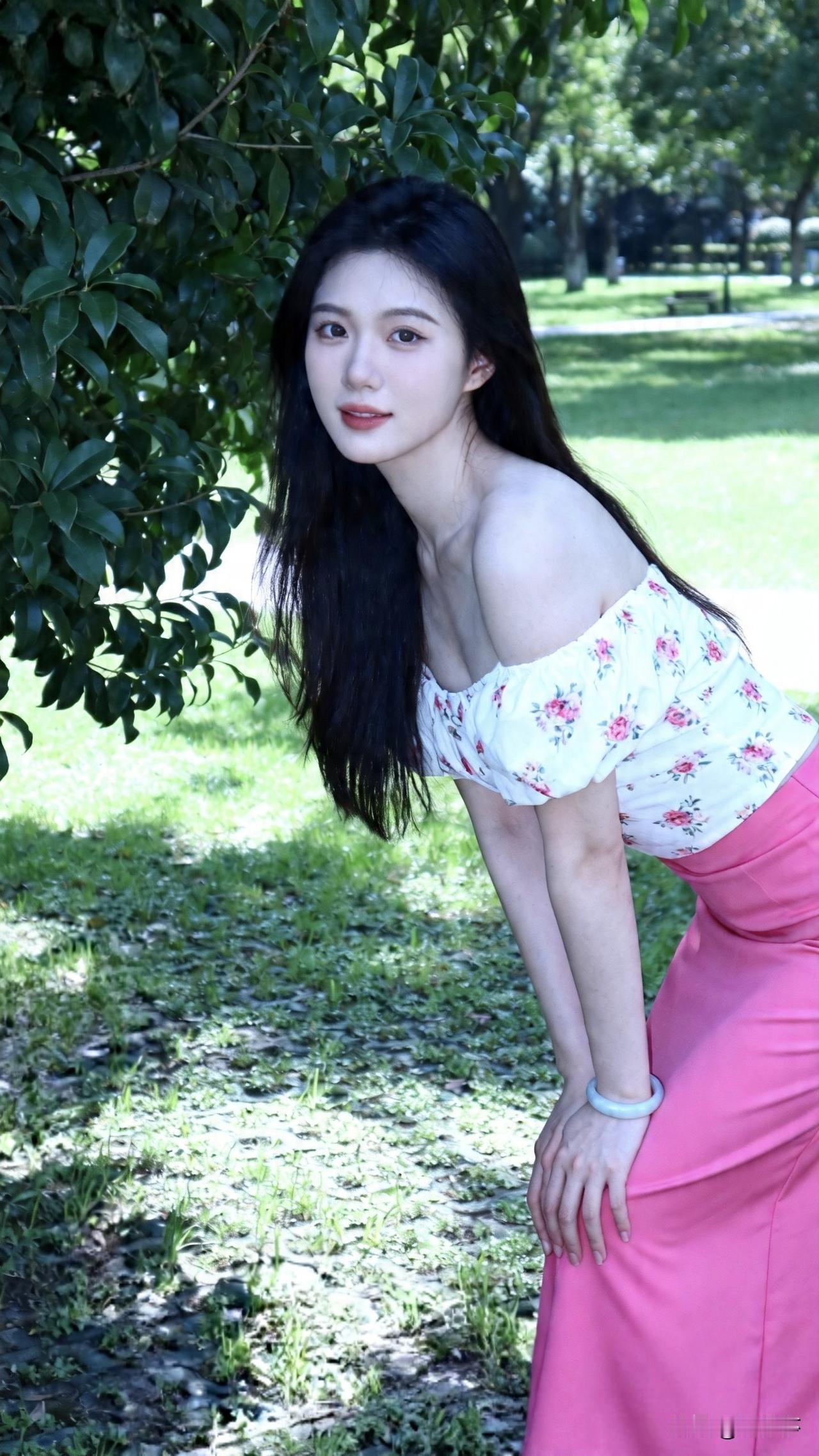 算不算亭亭玉立？哈哈，别笑我，今天穿这身去公园拍照，路过的大爷居然问我："姑娘，