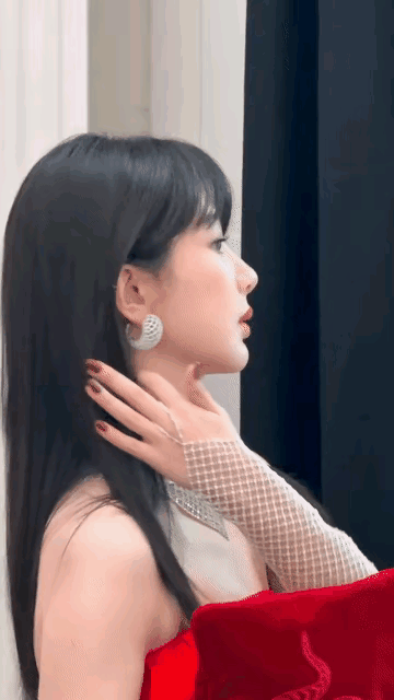 漂亮是漂亮了，但就是认不出是叫什么，这一回眸还撞脸好几位娱乐圈女明星，你第一眼看