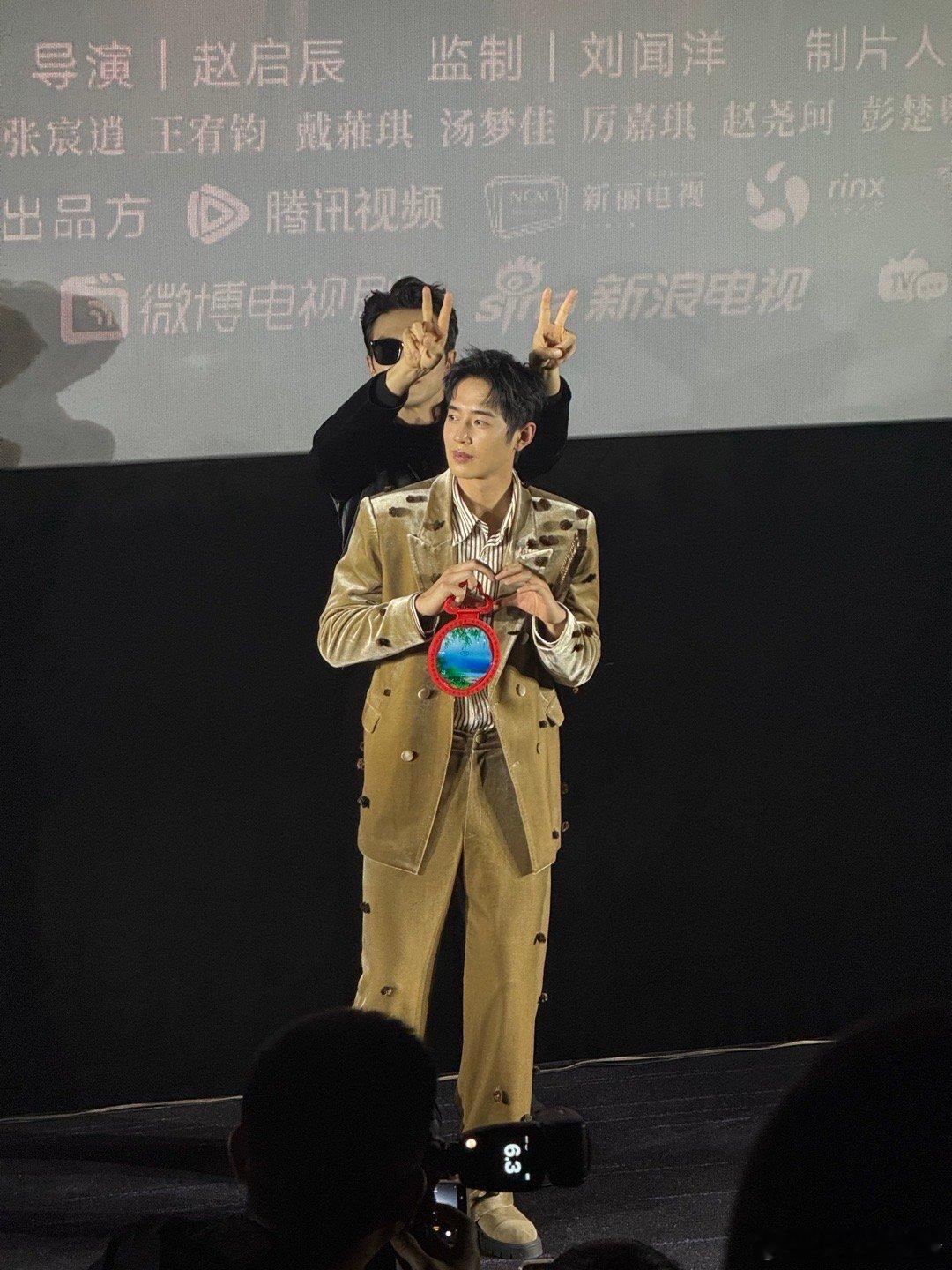 高伟光像是在梁靖康头上开摩托 高伟光梁靖康剧宣，“骑头开摩托”的姿势，对比强烈又