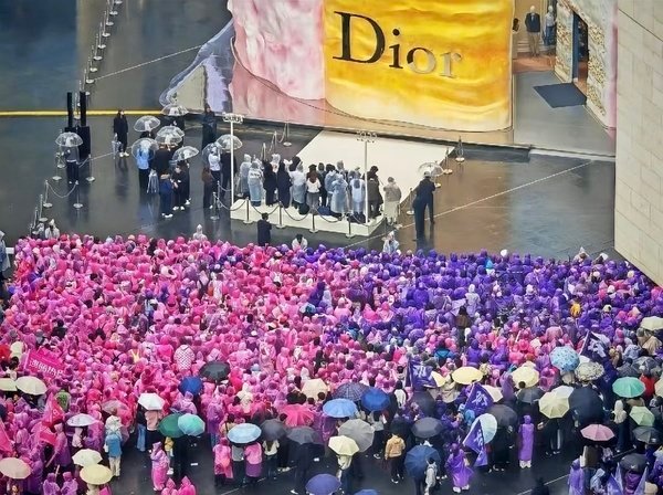 从应援色来看，热巴粉丝远数竟然还比不上邓为粉丝啊？不是说势均力敌来着